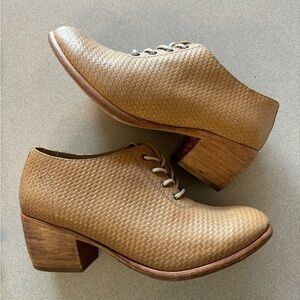 NWOT Wolverine Almond Textured Leather Lace Up Ankle Shoe